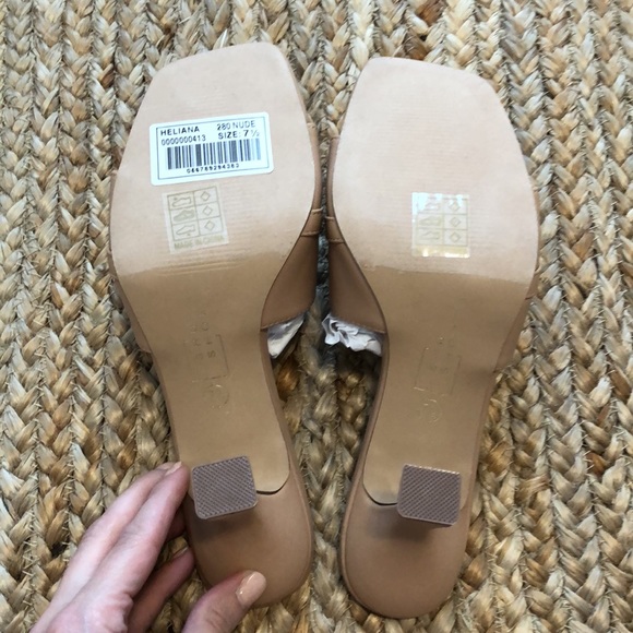 NWT Vici Nude Sandals with Gold Detail, sz 7.5 - Picture 2 of 3